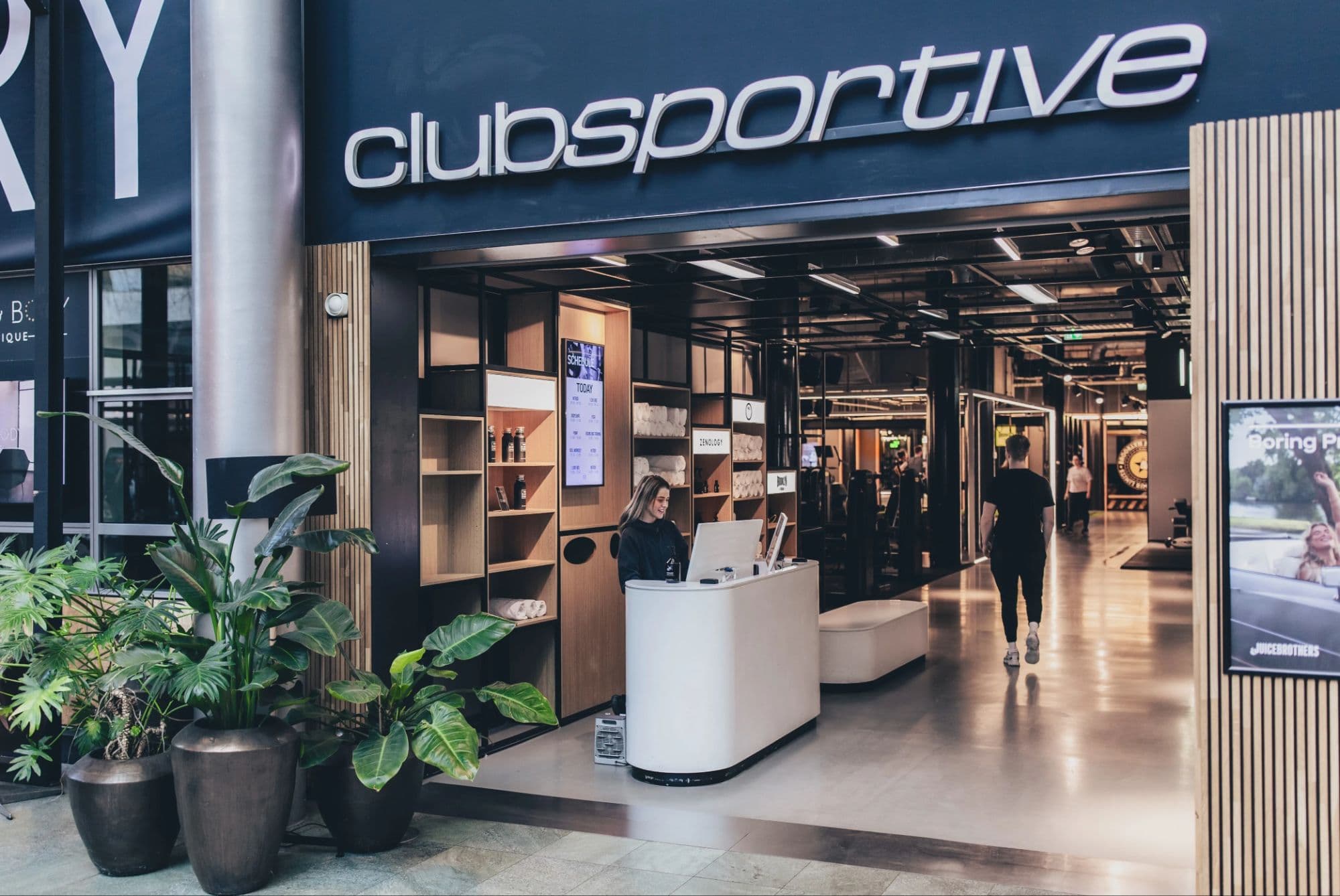 Clubsportive Amsterdam — training floor with dark finishes
