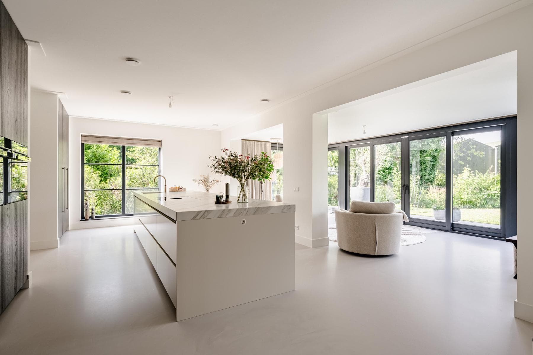 House on the Dyke — open kitchen and living with garden view