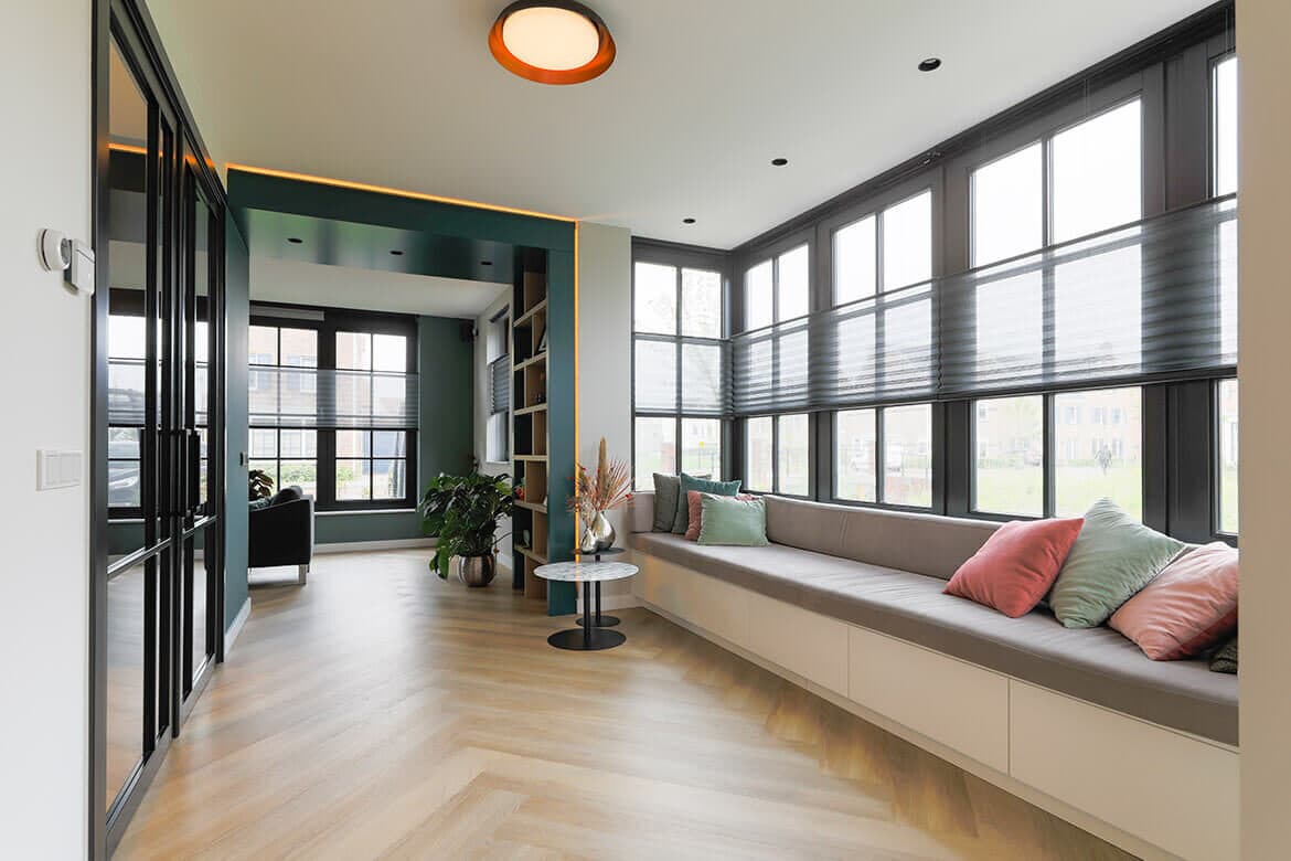 Living room with large windows and built-in window bench